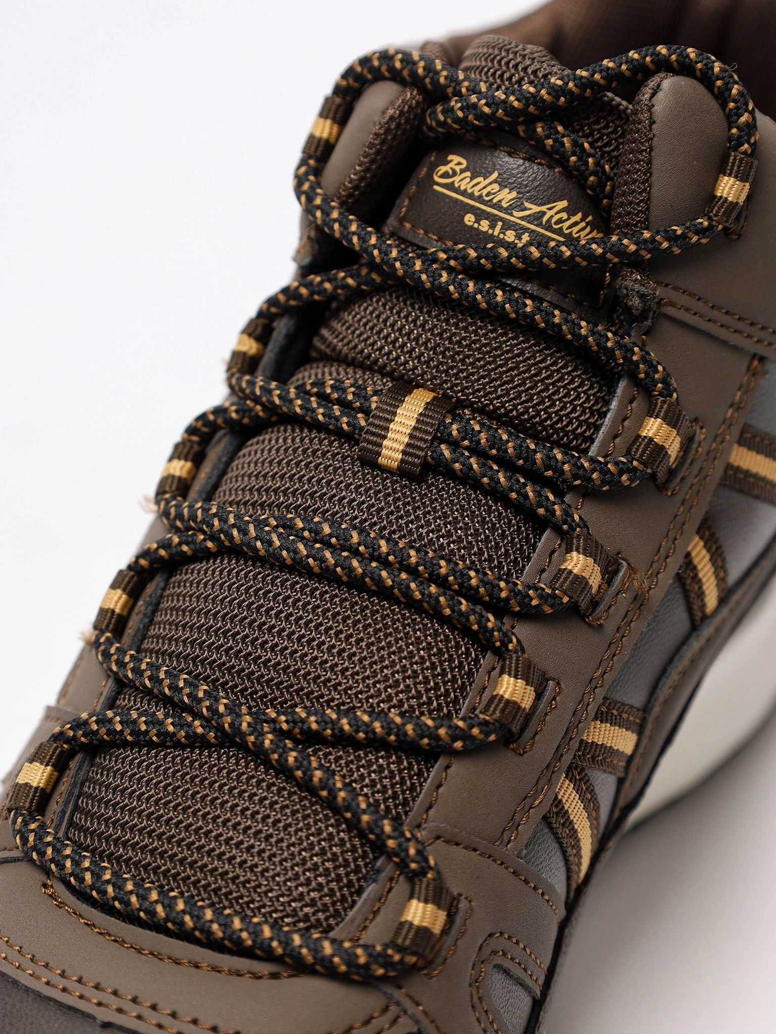 Кроссовки коричневого цвета на контрастной средней подошве